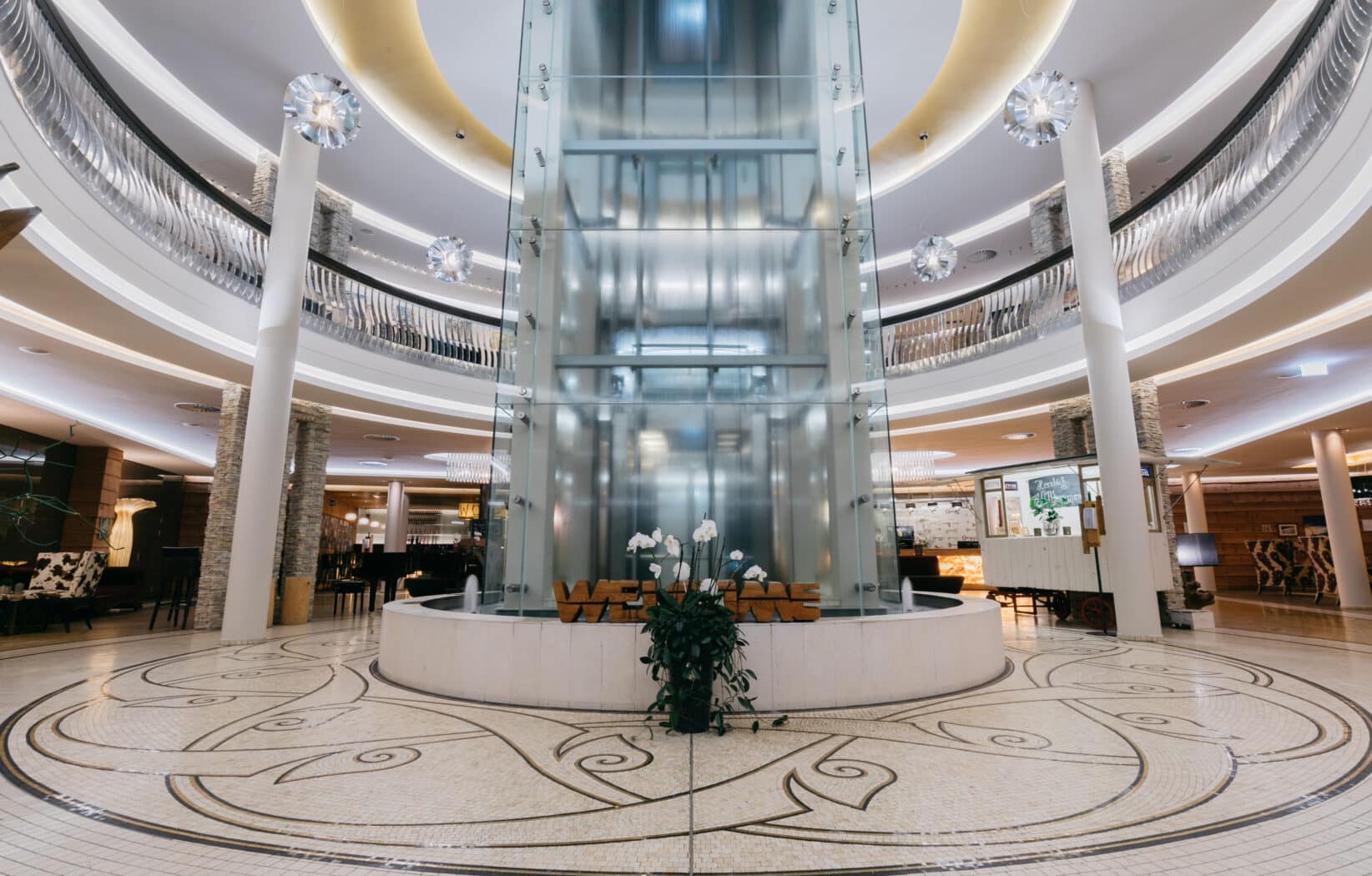 Indoor Wasserfall im Alpine Palace