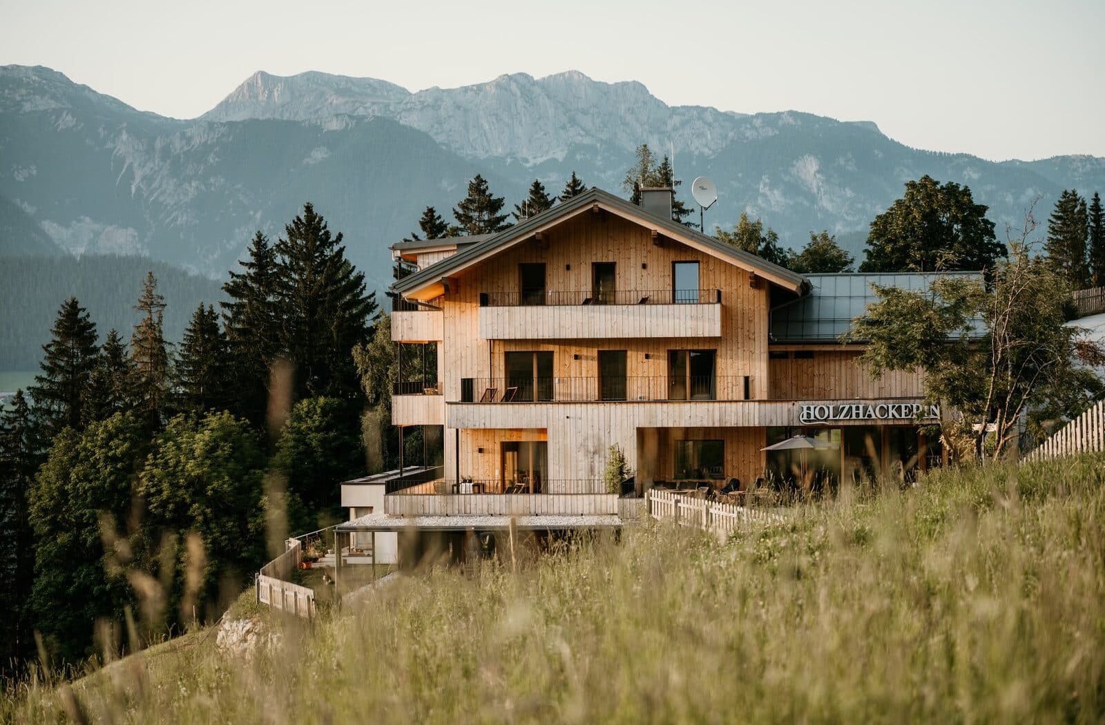 Holzhackerin Außenaufnahme Sommer