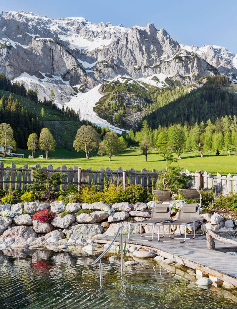 Ramsbergerhof Außenaufnahme Naturschwimmteich Dachstein